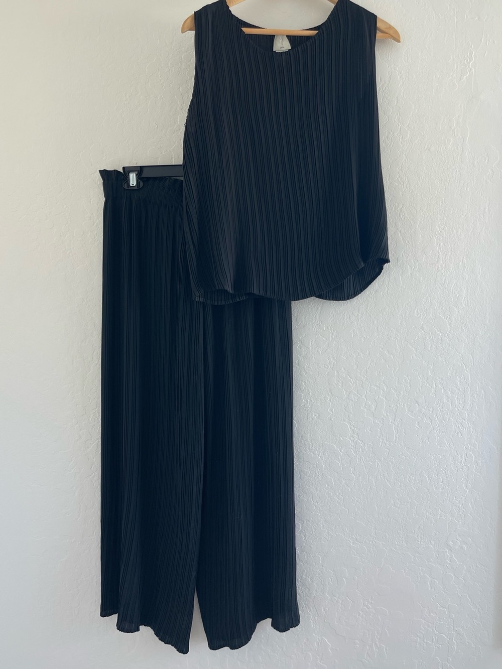 Joie Pleated 2 Piece Set - Flowy Sleeveless Top & Wide Leg Pants, Large, Black